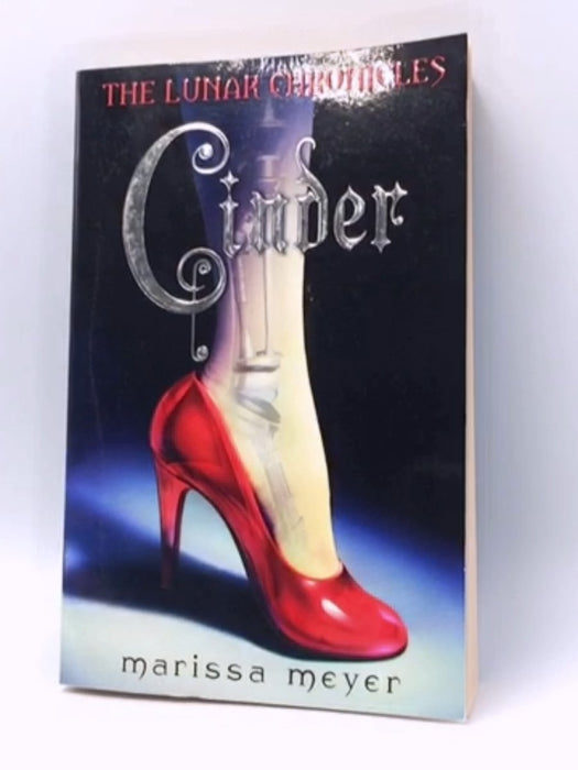 The Lunar Chronicles: Cinder - Marissa Meyer