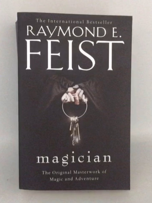 Magician - Raymond E. Feist; 