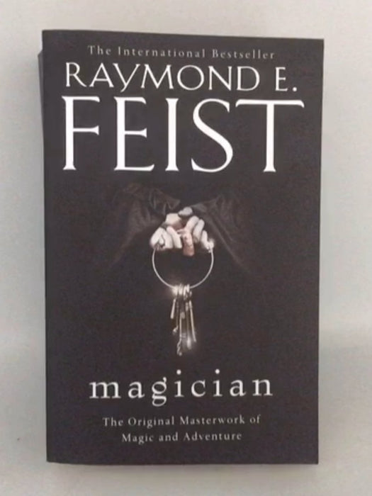 Magician - Raymond E. Feist; 
