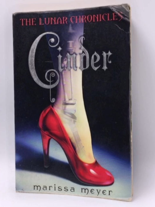 The Lunar Chronicles: Cinder - Marissa Meyer