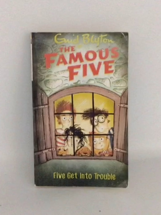 The Famous Five 8: Five Get Into Trouble - Enid Blyton