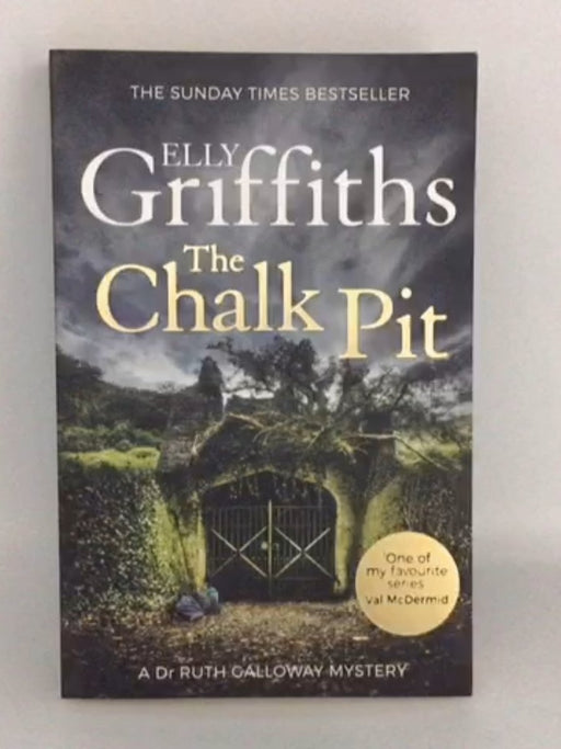 The Chalk Pit - Elly Griffiths;