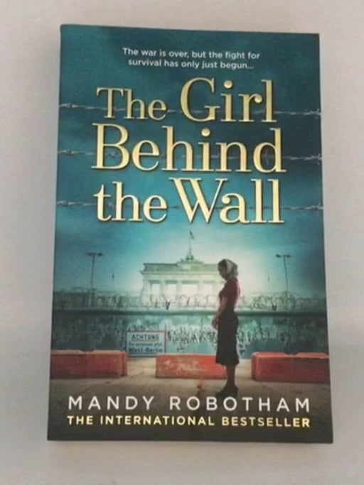 The girl behind the wall - Mandy Robotham; 