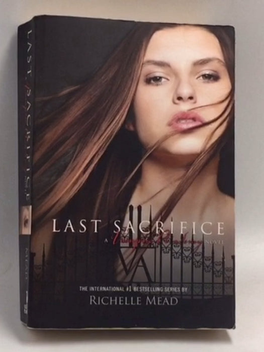Vampire Academy 06: Last Sacrifice - Richelle Mead; 