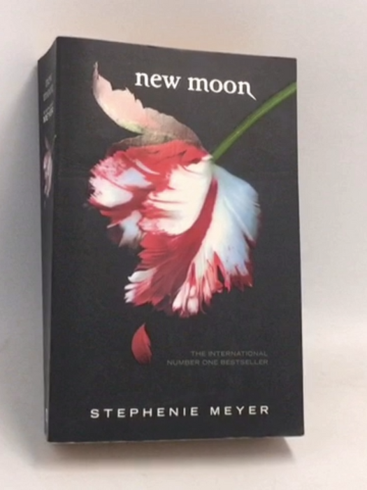 New Moon  - Stephanie Meyer
