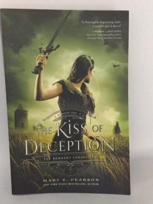 The Kiss of Deception - Mary E. Pearson; 